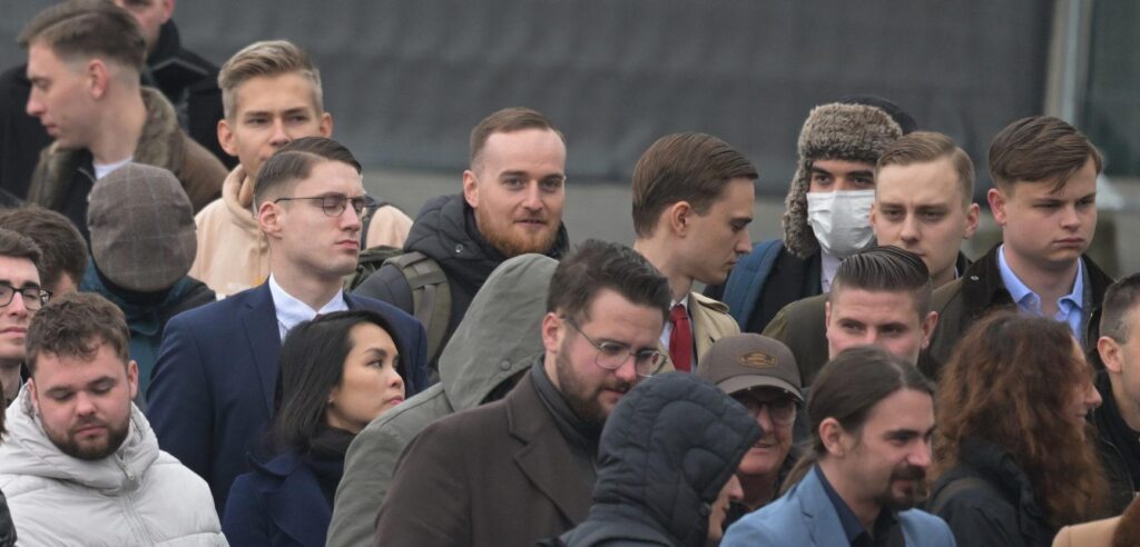 Zwei Nazi-Germanen und ihre Freunde: Ziller (mit Brille), Götzl (im Profil), Pott (2ter von rechts) und unbekannt (rechts) 