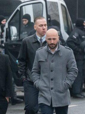 Teil der Angreifer aus Gießen: Im Vordergrund Julian Schmidt, im Hintergrund "Täter unbekannt"