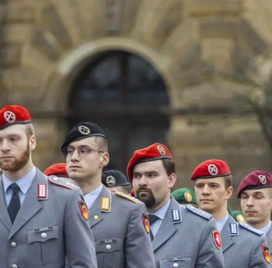 Ziller (2. v.l.) 2024 beim öffentlich Appell auf dem Theaterplatz in Dresden bei der Beendigung seine Offiziersschule.
